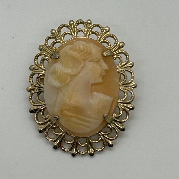 Coro Shell Cameo Brooch Gold-Tone Oval 1.5 Inches 1950s Vintage Jewelry - Picture 2 of 16